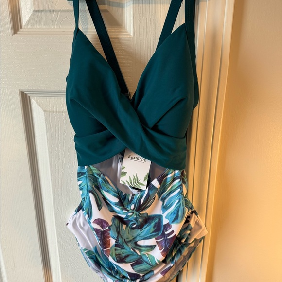 Women’s one piece swimsuit, Size Large, NWT - Picture 3 of 8